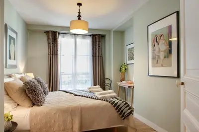 Un ou plusieurs lits dans un hébergement de l'établissement Paris Sevigne Elegant residence