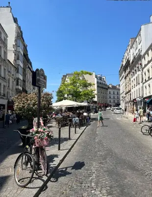 Clients de l'établissement Au coeur de Montmartre