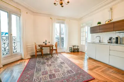 Cuisine ou kitchenette dans l'établissement Eiffel Tower view Rose, apartment #1