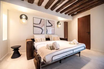 Un ou plusieurs lits dans un hébergement de l'établissement Luxury and charm in heart of Place des Vosges