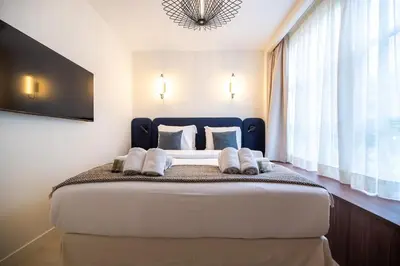 Un ou plusieurs lits dans un hébergement de l'établissement Luxury and charm in heart of Place des Vosges