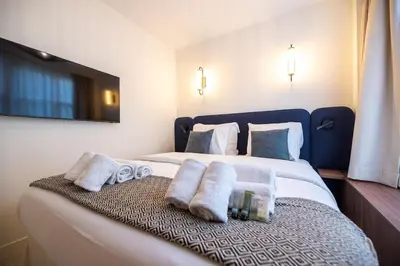 Un ou plusieurs lits dans un hébergement de l'établissement Luxury and charm in heart of Place des Vosges