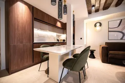 Cuisine ou kitchenette dans l'établissement Luxury and charm in heart of Place des Vosges