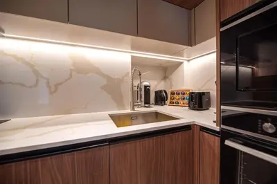 Cuisine ou kitchenette dans l'établissement Luxury and charm in heart of Place des Vosges