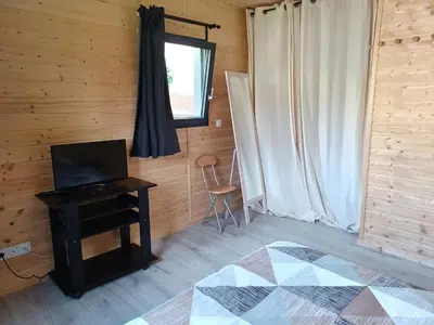 Télévision ou salle de divertissement dans l'établissement New modern 80 m2 house, peaceful haven, 10' from RER B