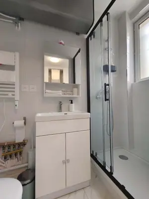 Salle de bains dans l'établissement Belleville 10