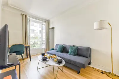 Coin salon dans l'établissement Quiet & Refurbished 1BR Parisian Retreat-Paris 16