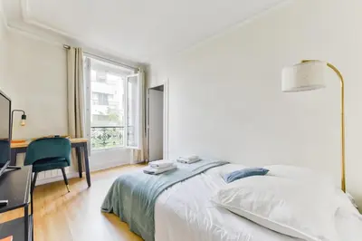 Un ou plusieurs lits dans un hébergement de l'établissement Quiet & Refurbished 1BR Parisian Retreat-Paris 16