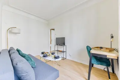 Télévision ou salle de divertissement dans l'établissement Quiet & Refurbished 1BR Parisian Retreat-Paris 16