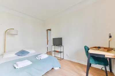 Un ou plusieurs lits dans un hébergement de l'établissement Quiet & Refurbished 1BR Parisian Retreat-Paris 16