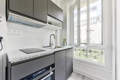 Cuisine ou kitchenette dans l'établissement Quiet & Refurbished 1BR Parisian Retreat-Paris 16