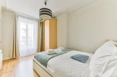 Un ou plusieurs lits dans un hébergement de l'établissement Quiet & Refurbished 1BR Parisian Retreat-Paris 16