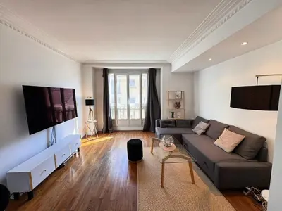 Télévision ou salle de divertissement dans l'établissement Superbe appartement Haussmanien à 4min de St Lazare et la Défense