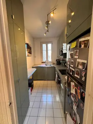 Cuisine ou kitchenette dans l'établissement Superbe appartement Haussmanien à 4min de St Lazare et la Défense