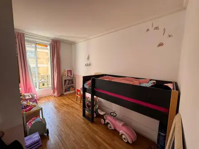 Un ou plusieurs lits dans un hébergement de l'établissement Superbe appartement Haussmanien à 4min de St Lazare et la Défense