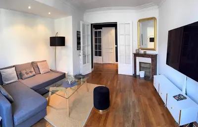 Télévision ou salle de divertissement dans l'établissement Superbe appartement Haussmanien à 4min de St Lazare et la Défense