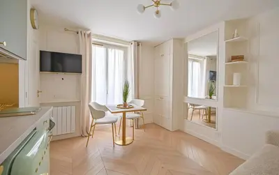 Télévision ou salle de divertissement dans l'établissement Chez Lucette Studio 17e Paris