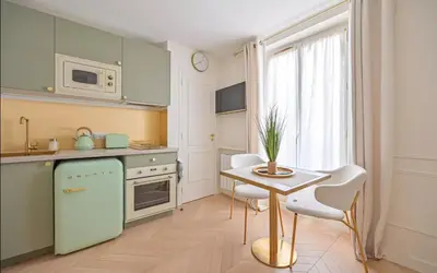 Cuisine ou kitchenette dans l'établissement Chez Lucette Studio 17e Paris