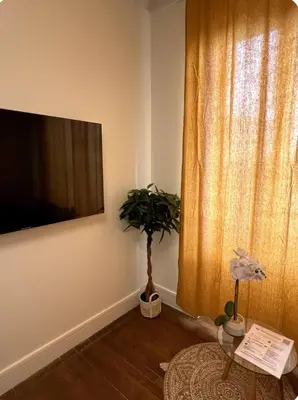 Télévision ou salle de divertissement dans l'établissement PARIS-MONTROUGE Magnifique Studio Appartement de 35m2 - très cosy pour 1 à 6 personnes refait à neuf - ENTIRE APARTMENT LUXURIOUS AND WARM - Montrouge Paris 14ème - Proche Aéroport Orly & Parc Expositions Porte de Versailles FREE WIFI GRATUIT
