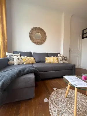Coin salon dans l'établissement PARIS-MONTROUGE Magnifique Studio Appartement de 35m2 - très cosy pour 1 à 6 personnes refait à neuf - ENTIRE APARTMENT LUXURIOUS AND WARM - Montrouge Paris 14ème - Proche Aéroport Orly & Parc Expositions Porte de Versailles FREE WIFI GRATUIT
