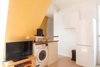 Cuisine ou kitchenette dans l'établissement Apartment for 4 - near Square des Batignolles