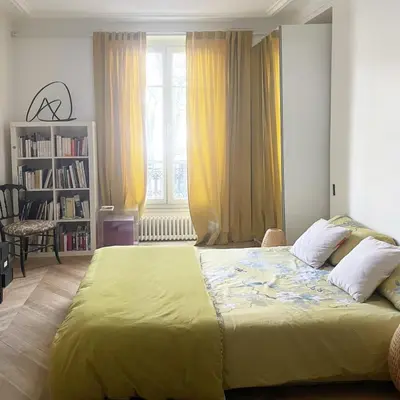 Un ou plusieurs lits dans un hébergement de l'établissement Spacious apartment with WiFi in the heart of Paris