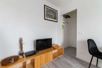 Télévision ou salle de divertissement dans l'établissement Studio Cosy proche tour Eiffel - Paris 7 - 2P