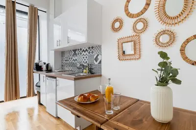 Cuisine ou kitchenette dans l'établissement Charmant 2 pieces central Les Halles a deux pas