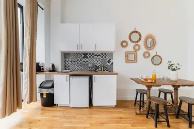 Cuisine ou kitchenette dans l'établissement Charmant 2 pieces central Les Halles a deux pas
