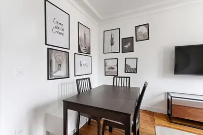 Télévision ou salle de divertissement dans l'établissement Montmartre Seveste II Beautiful 2BR Apartment