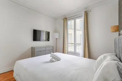 Un ou plusieurs lits dans un hébergement de l'établissement Montmartre Seveste II Beautiful 2BR Apartment