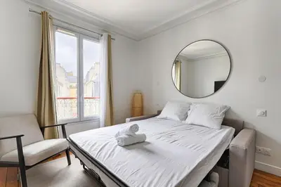 Un ou plusieurs lits dans un hébergement de l'établissement Montmartre Seveste II Beautiful 2BR Apartment