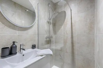 Salle de bains dans l'établissement Montmartre Seveste II Beautiful 2BR Apartment