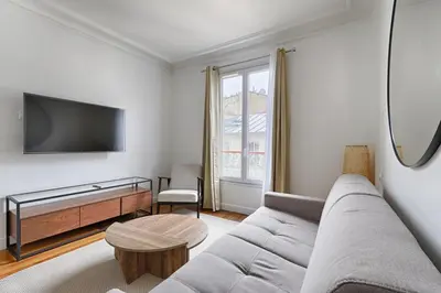 Télévision ou salle de divertissement dans l'établissement Montmartre Seveste II Beautiful 2BR Apartment