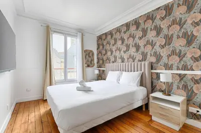Un ou plusieurs lits dans un hébergement de l'établissement Montmartre Seveste II Beautiful 2BR Apartment