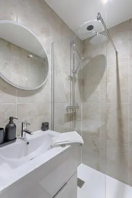 Salle de bains dans l'établissement Montmartre Seveste II Beautiful 2BR Apartment