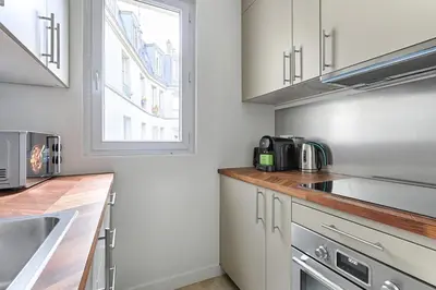 Cuisine ou kitchenette dans l'établissement Montmartre Seveste II Beautiful 2BR Apartment