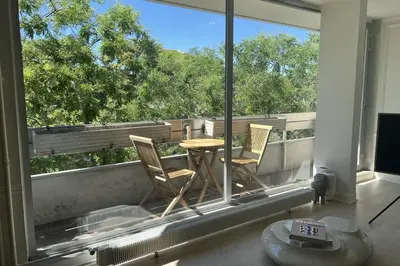 Télévision ou salle de divertissement dans l'établissement Bright apartment in Paris with balcony