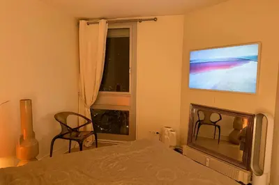 Télévision ou salle de divertissement dans l'établissement Bright apartment in Paris with balcony