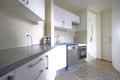 Cuisine ou kitchenette dans l'établissement Bright apartment in Paris with balcony