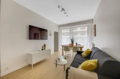 Télévision ou salle de divertissement dans l'établissement Charming apartment near Eiffel Tower 2BR II