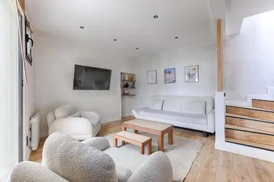 Télévision ou salle de divertissement dans l'établissement Maison de charme au coeur de Batignolles