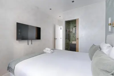 Un ou plusieurs lits dans un hébergement de l'établissement Maison de charme au coeur de Batignolles
