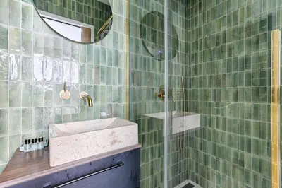 Salle de bains dans l'établissement Maison de charme au coeur de Batignolles