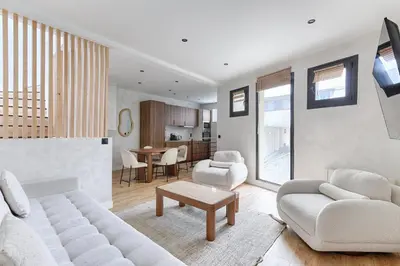 Télévision ou salle de divertissement dans l'établissement Maison de charme au coeur de Batignolles