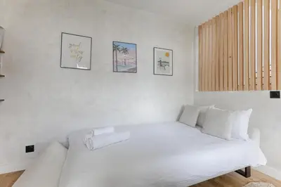 Un ou plusieurs lits dans un hébergement de l'établissement Maison de charme au coeur de Batignolles