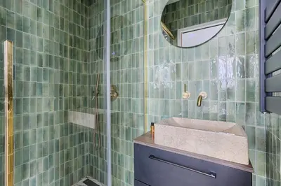 Salle de bains dans l'établissement Maison de charme au coeur de Batignolles