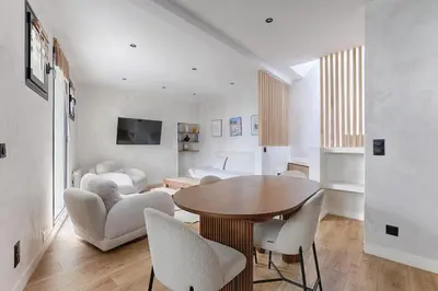 Télévision ou salle de divertissement dans l'établissement Maison de charme au coeur de Batignolles