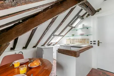 Cuisine ou kitchenette dans l'établissement Studio sous les poutres à Paris
