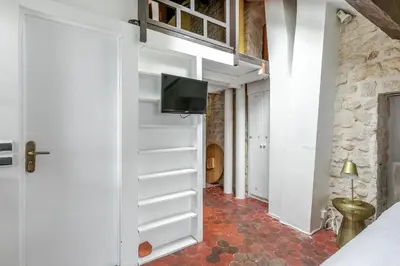 Télévision ou salle de divertissement dans l'établissement Studio sous les poutres à Paris